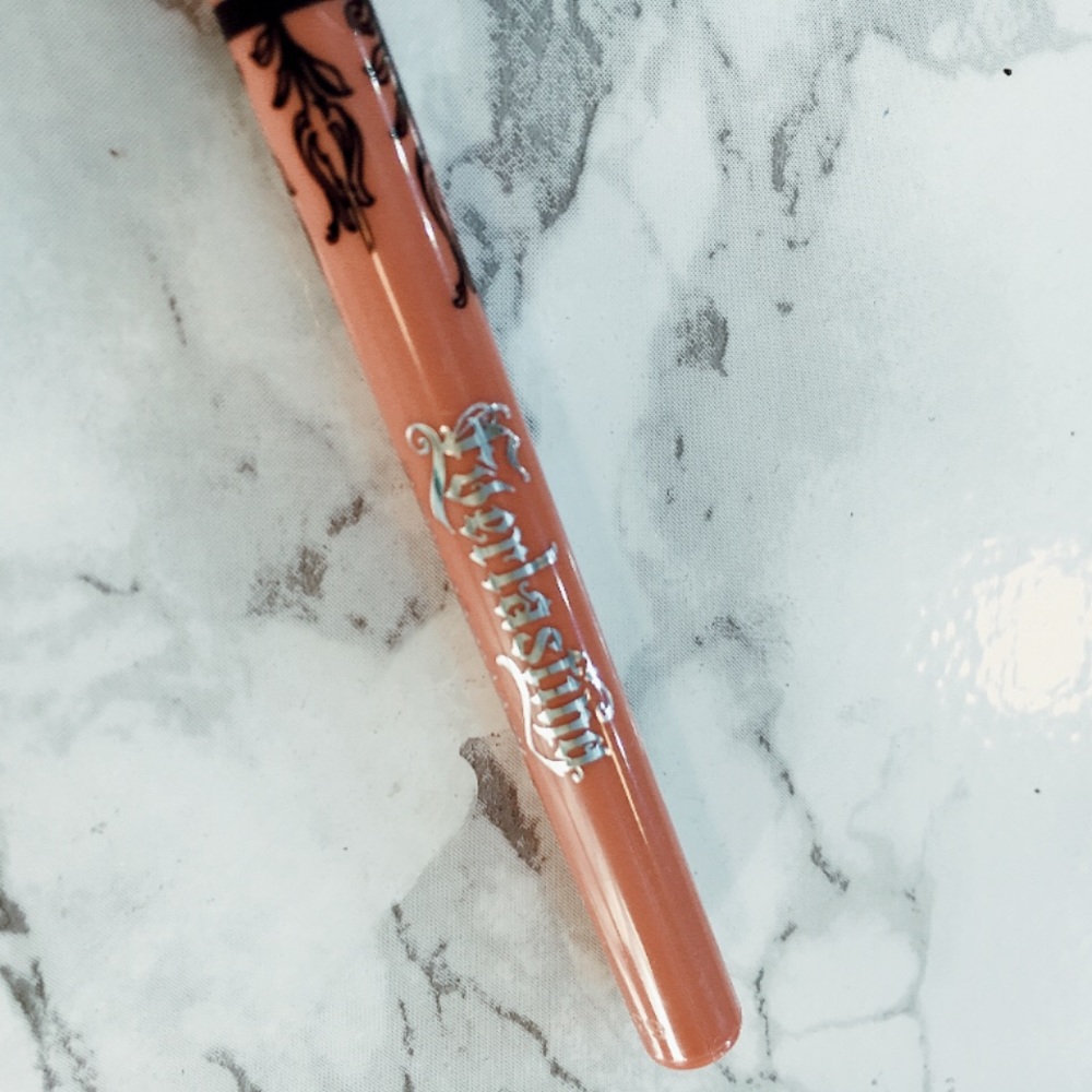 KVD everlasting lip liner in Kevvy